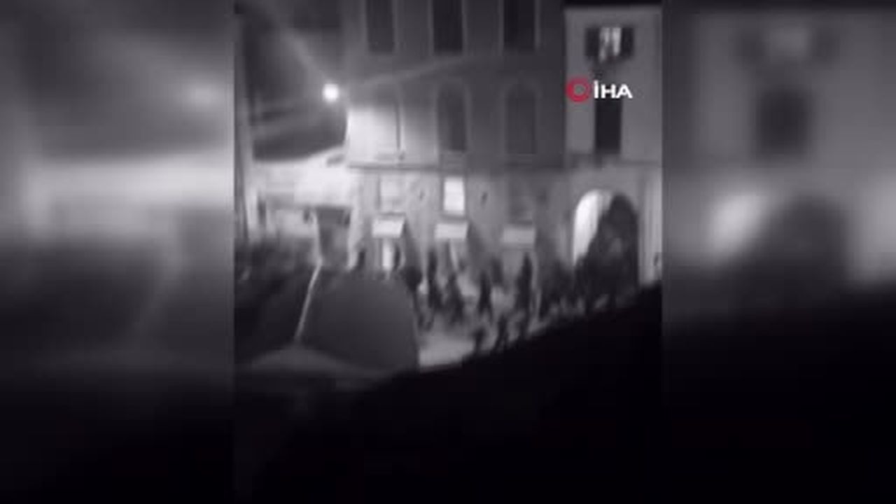 Hırvatistan’ın Split kentinde Hajduk Split taraftarı yaklaşık 150 kişi, Hollanda ekibi Ajax...