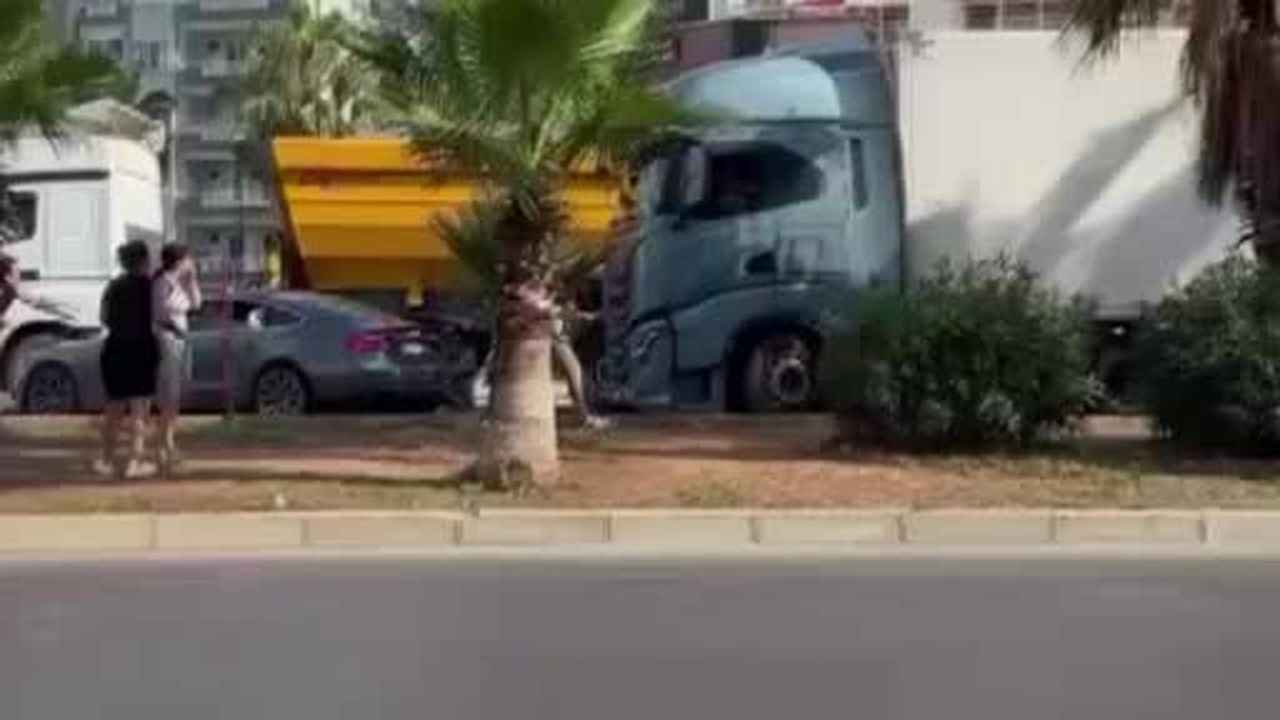 Kaza sonrası korku dolu anlar kamerada: Tır şoförü, camını kıran sürücünün aracına çarpıp...