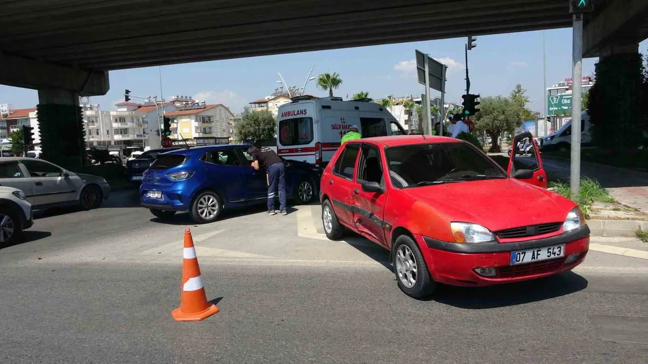 ANTALYA’NIN MANAVGAT İLÇESİNDE MEYDANA GELEN KAZADA 1 KİŞİ YARALANDI.