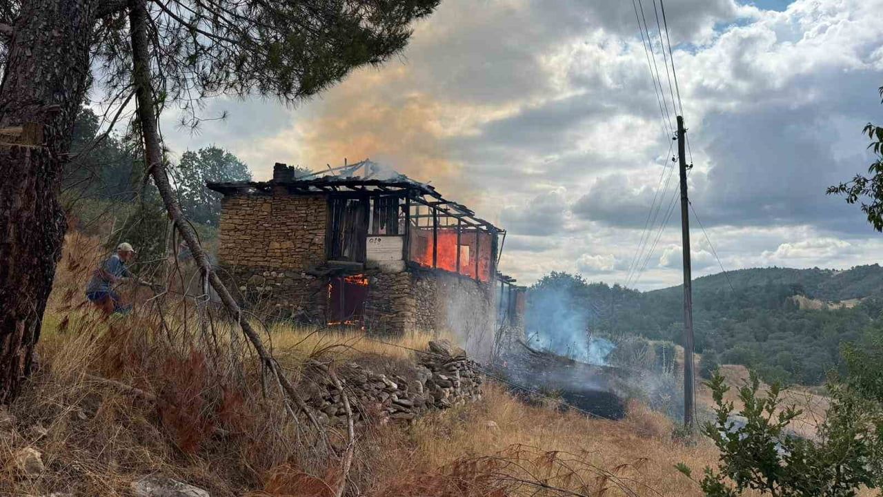 MANİSA'NIN GÖRDES İLÇESİNE BAĞLI BOYALI MAHALLESİ'NDE DAMDAN ÇIKTIĞI DEĞERLENDİRİLEN YANGIN...