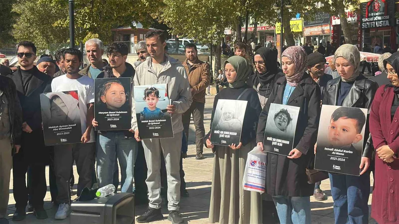 KASTAMONU’DA NASRULLAH MEYDANI’NDA MİLLİ İRADE PLATFORMU TARAFINDAN 7 EKİM AKSA TUFANI’NIN YIL...
