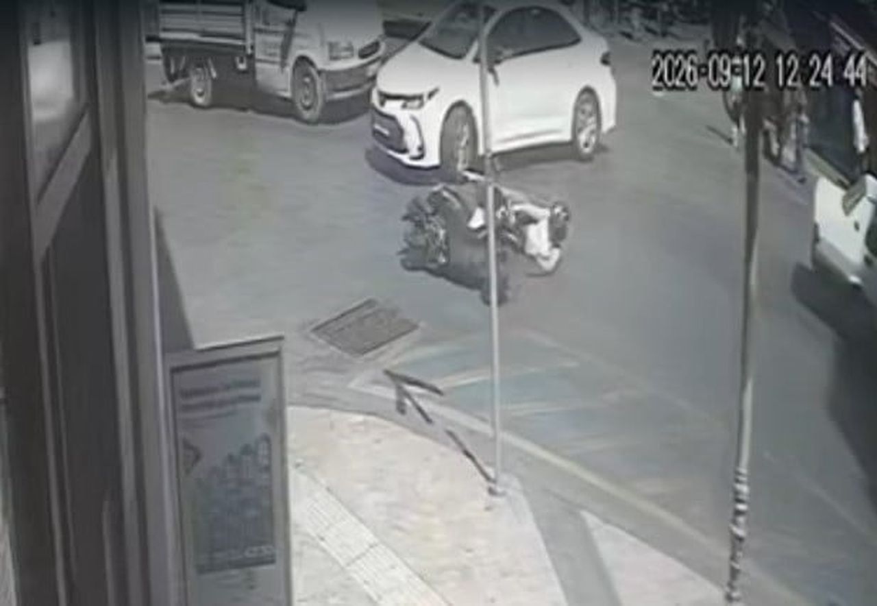 AYDIN'IN EFELER İLÇESİNDE BULVARDAN SOKAĞA DÖNÜŞ YAPMAK İSTEYEN OTOMOBİL İLE MOTOSİKLETİN...