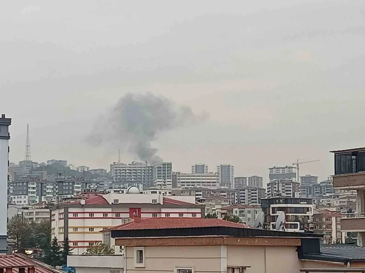 SAMSUN’UN ATAKUM İLÇESİNDE BİR EVİN BAHÇESİNDE YAKILAN ANIZDAN YÜKSELEN DUMANLAR, ÇEVREDE KISA...