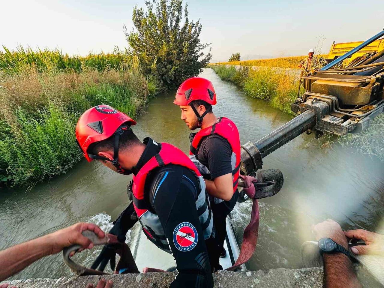 DİYARBAKIR’IN SİLVAN İLÇESİNDE SÜRÜCÜSÜNÜN DİREKSİYON HAKİMİYETİNİ KAYBETTİĞİ OTOMOBİL KANALA...