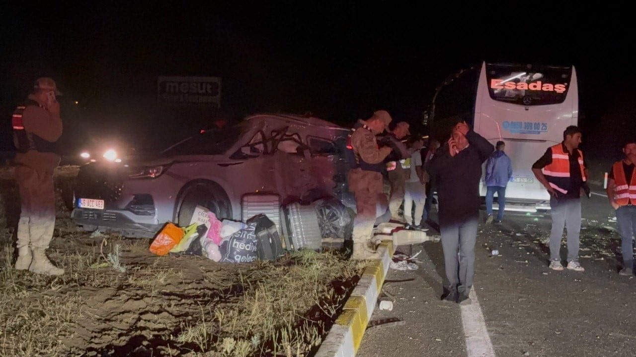ERZİNCAN’DA YOLCU OTOBÜSÜ İLE SUV TİPİ ARAÇ ÇARPIŞTI: 1'İ AĞIR 7 YARALI