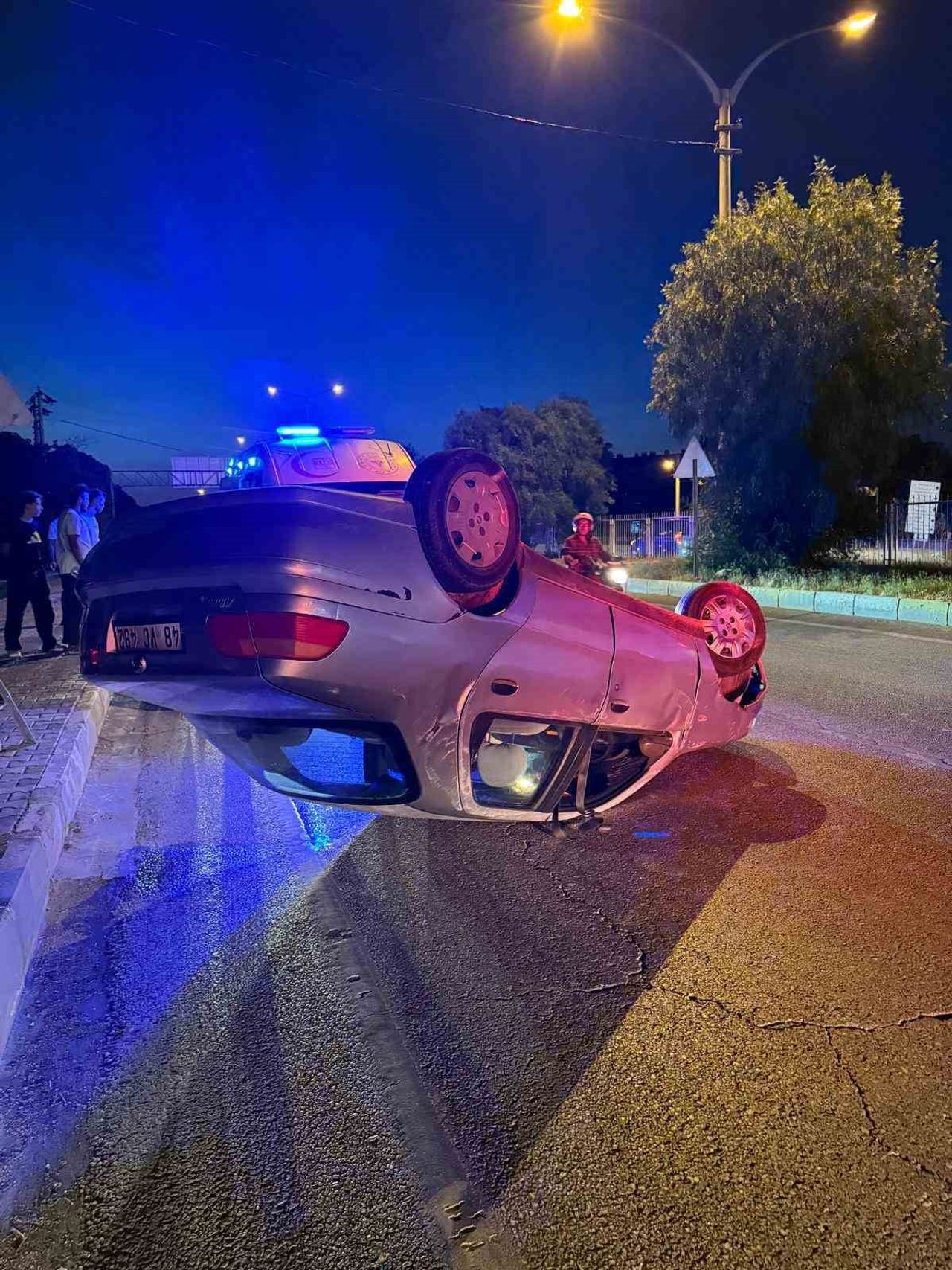 AYDIN'IN ÇİNE İLÇESİNDE KONTROLDEN ÇIKARAK TERS DÖNEN OTOMOBİLİN SÜRÜCÜSÜ, KAZAYI YARA ALMADAN...