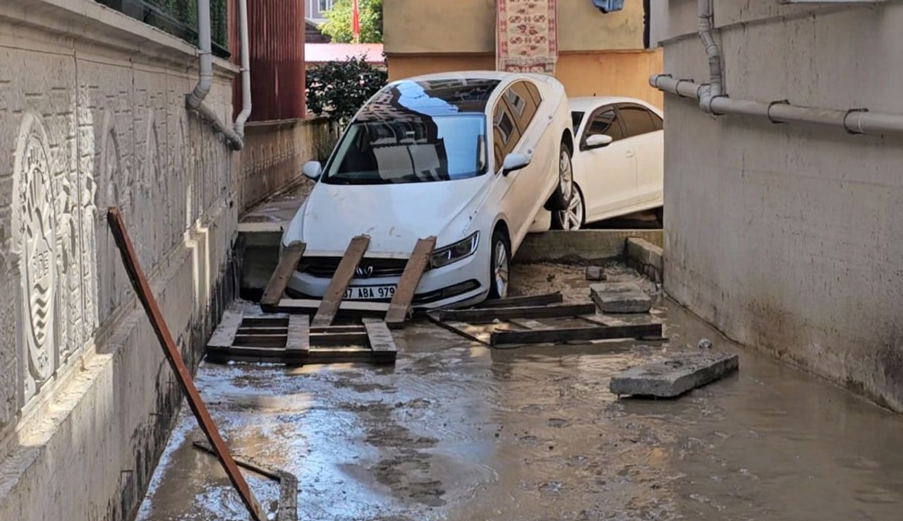 KASTAMONU’NUN CİDE İLÇESİNDE ETKİLİ OLAN SEL FELAKETİNİN ARDINDAN YARALARIN SARILMASI İÇİN...