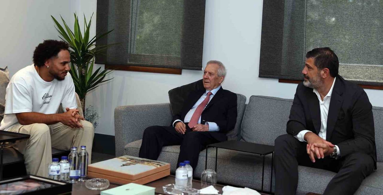 FENERBAHÇE ERKEK BASKETBOL TAKIMI’NIN YENİ TRANSFERİ MİLLİ BASKETBOLCU SHANE LARKİN, BAŞKAN AZİZ...