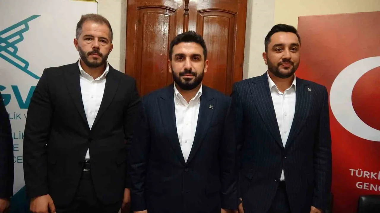 SOLDAKİ ESKİ TÜGVA KİLİS İL TEMSİLCİSİ AHMET CİHAT AKTI SAĞDAKİ YENİ TEMSİLCİ MUHAMMED...