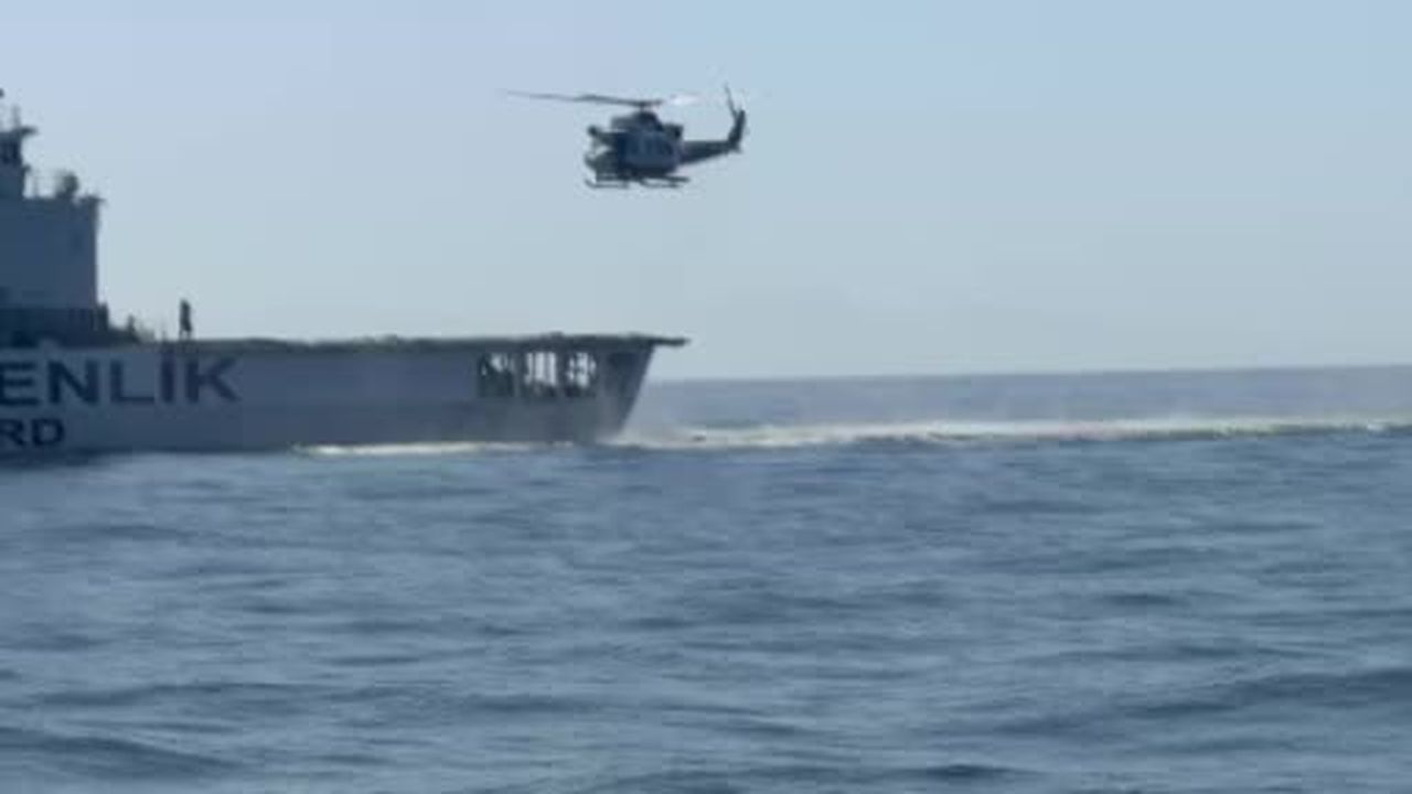 Sahil Güvenlik ekiplerinin helikopter destekli arama kurtarma çalışması böyle görüntülendi