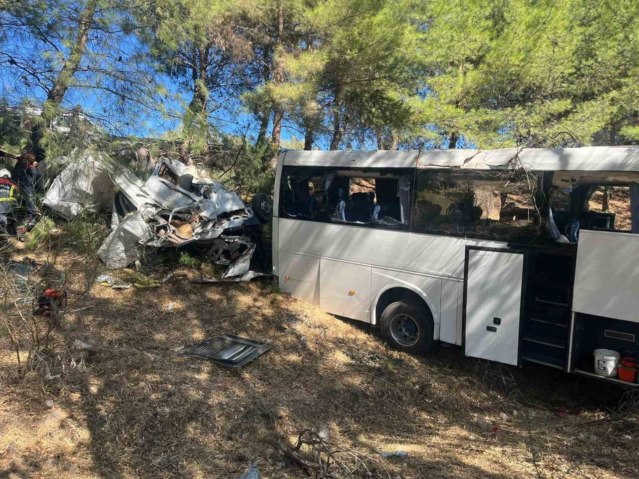 TURİSTLERİ TAŞIYAN OTOBÜS ŞARAMPOLE UÇTU: 1 ÖLÜ