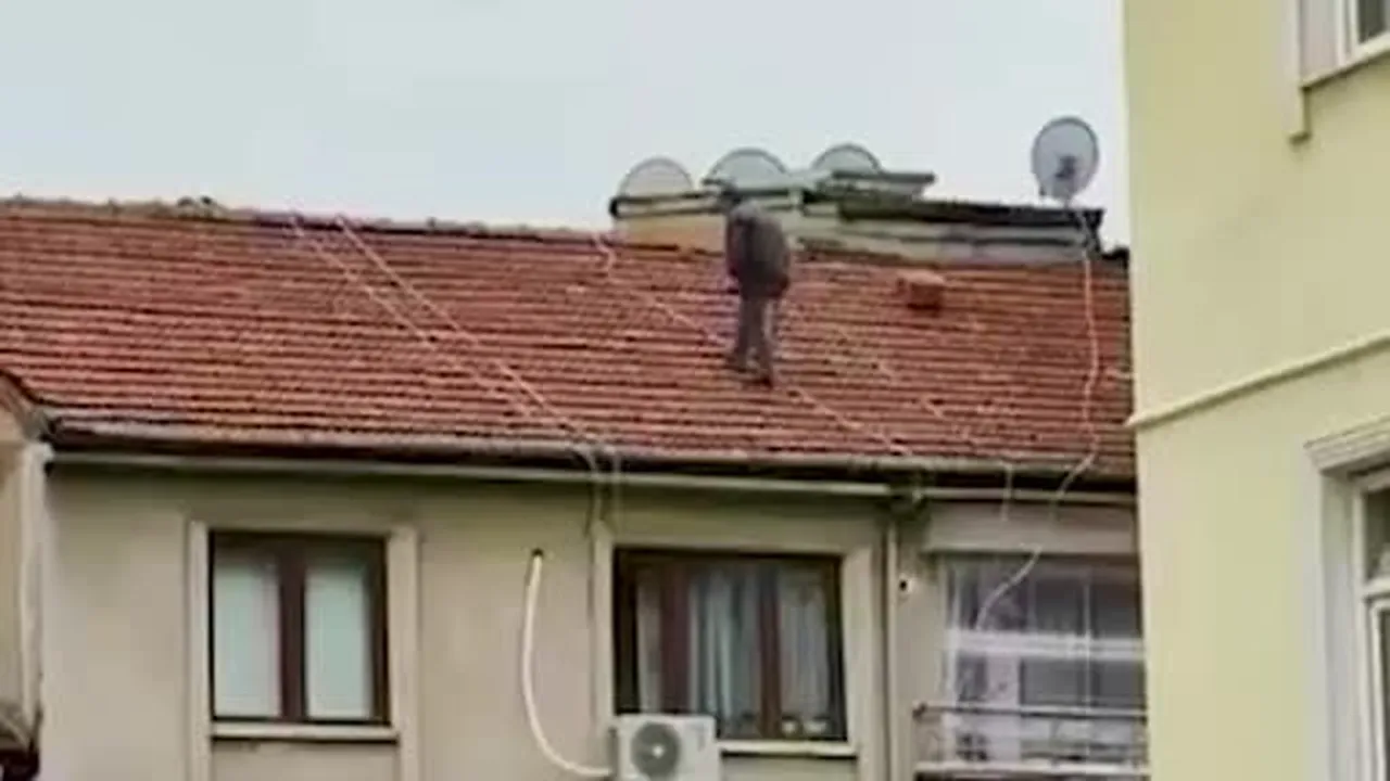 Elazığ’da çatıda tehlikeli çalışma