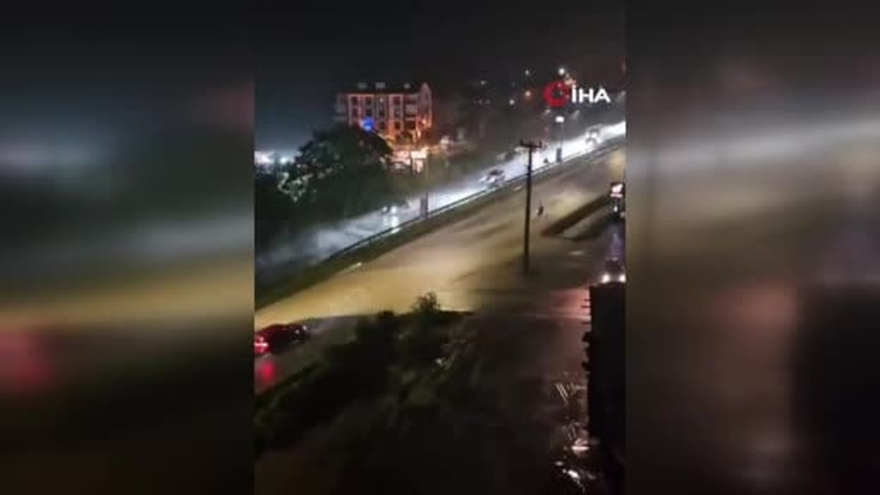 Fatsa'da sağanak sonrası yollar göle döndü, sürücüler zor anlar yaşadı