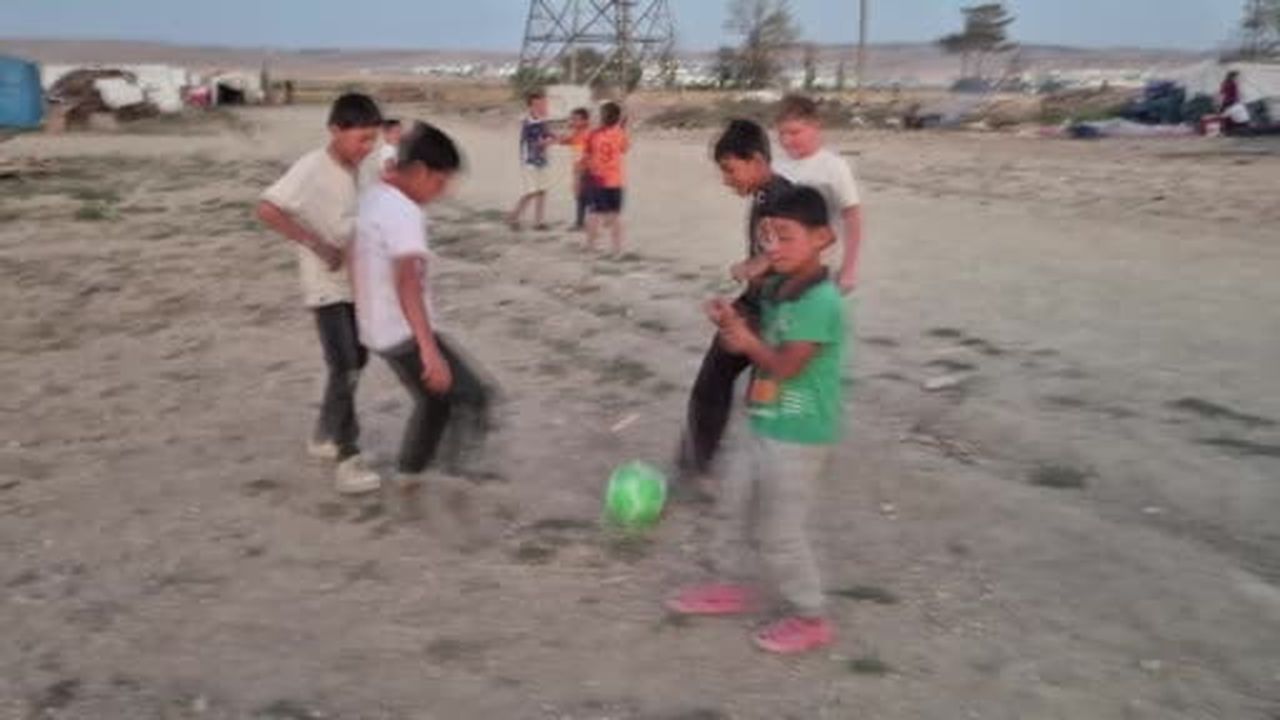 Eskişehir'de çadırda kalan mevsimlik tarım işçileri ve çocuklarının yaşantısı