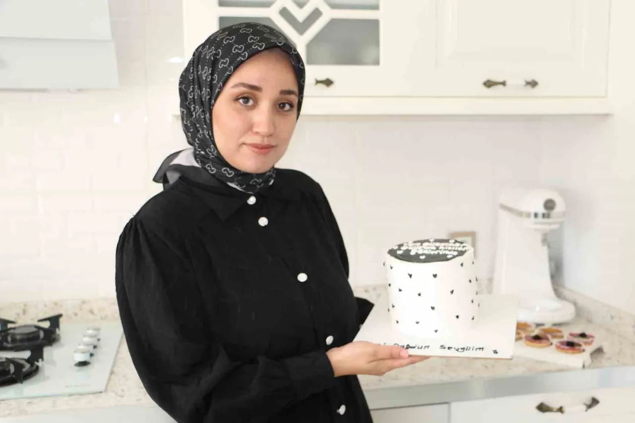İKİ ÇOCUĞUNUN YAŞLARININ BİRBİRİNE ÇOK YAKIN OLDUĞUNU BELİRTEN LALA, İŞİNİ ÇOCUKLARININ UYKU...