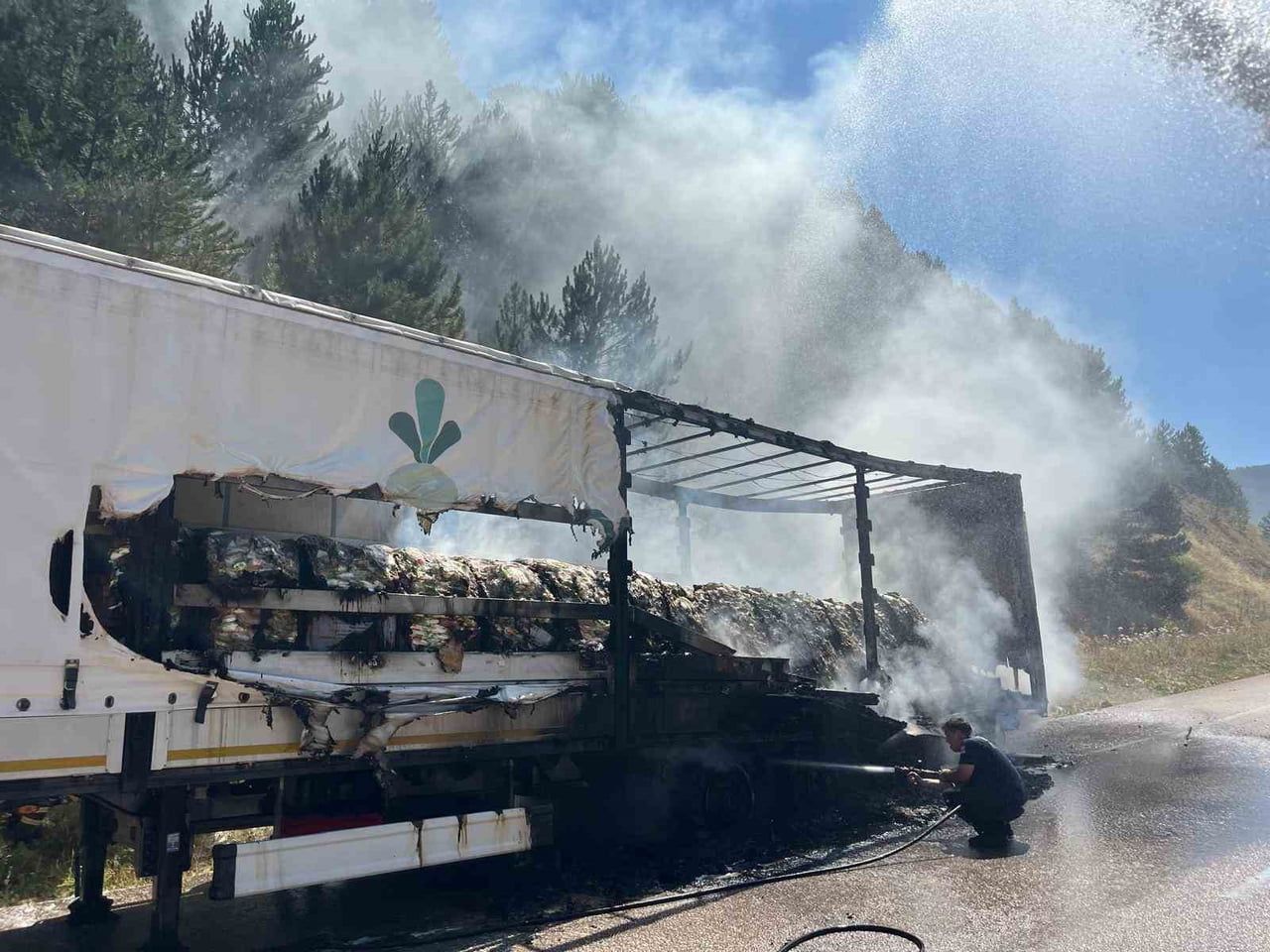 BOLU’DA SEYİR HALİNDEKİ ŞEKER YÜKLÜ TIRIN DORSESİ YANDI
