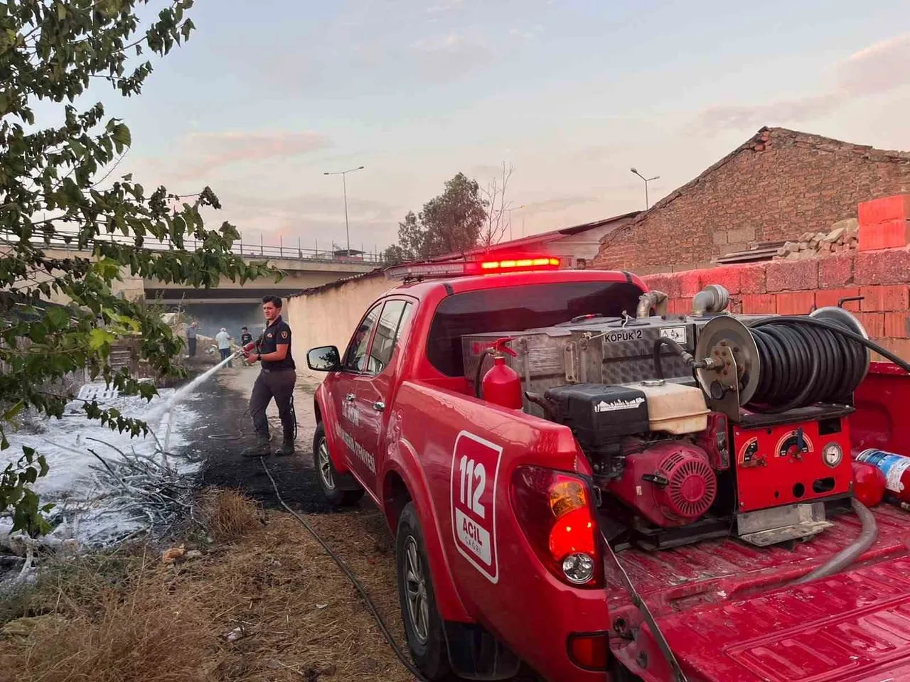 AYDIN’IN EFELER İLÇESİNDE EVLERE YAKIN OTLUK ALANDA ÇIKAN VE RÜZGARIN ETKİSİYLE KISA SÜREDE GENİŞ...