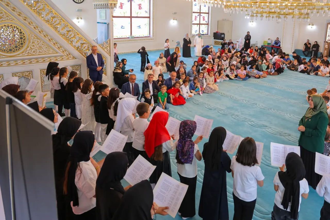 AYBURT’TA KUR’AN KURSU ÖĞRENCİLERİ CAMİ ÇOCUK BULUŞMASINDA BİR ARAYA GELDİ