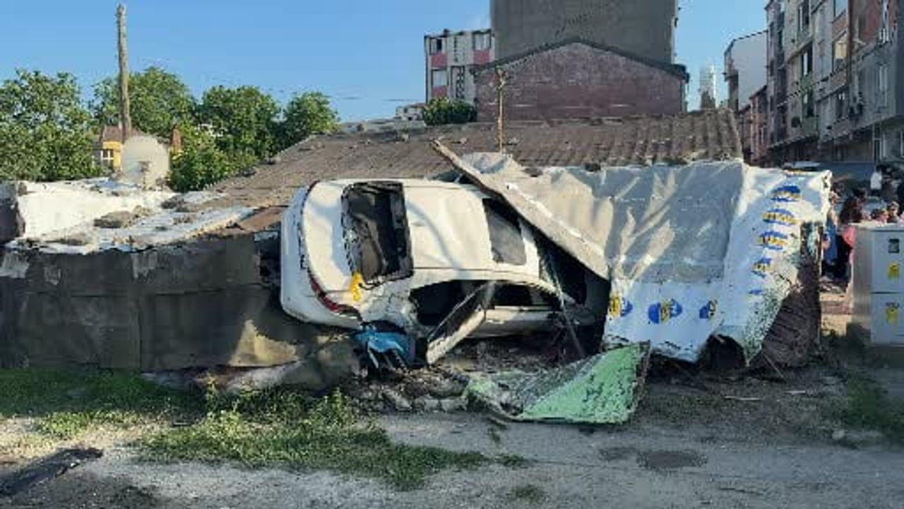 Arnavutköy'de kontrolden çıkan otomobil eve daldı: 5 yaralı