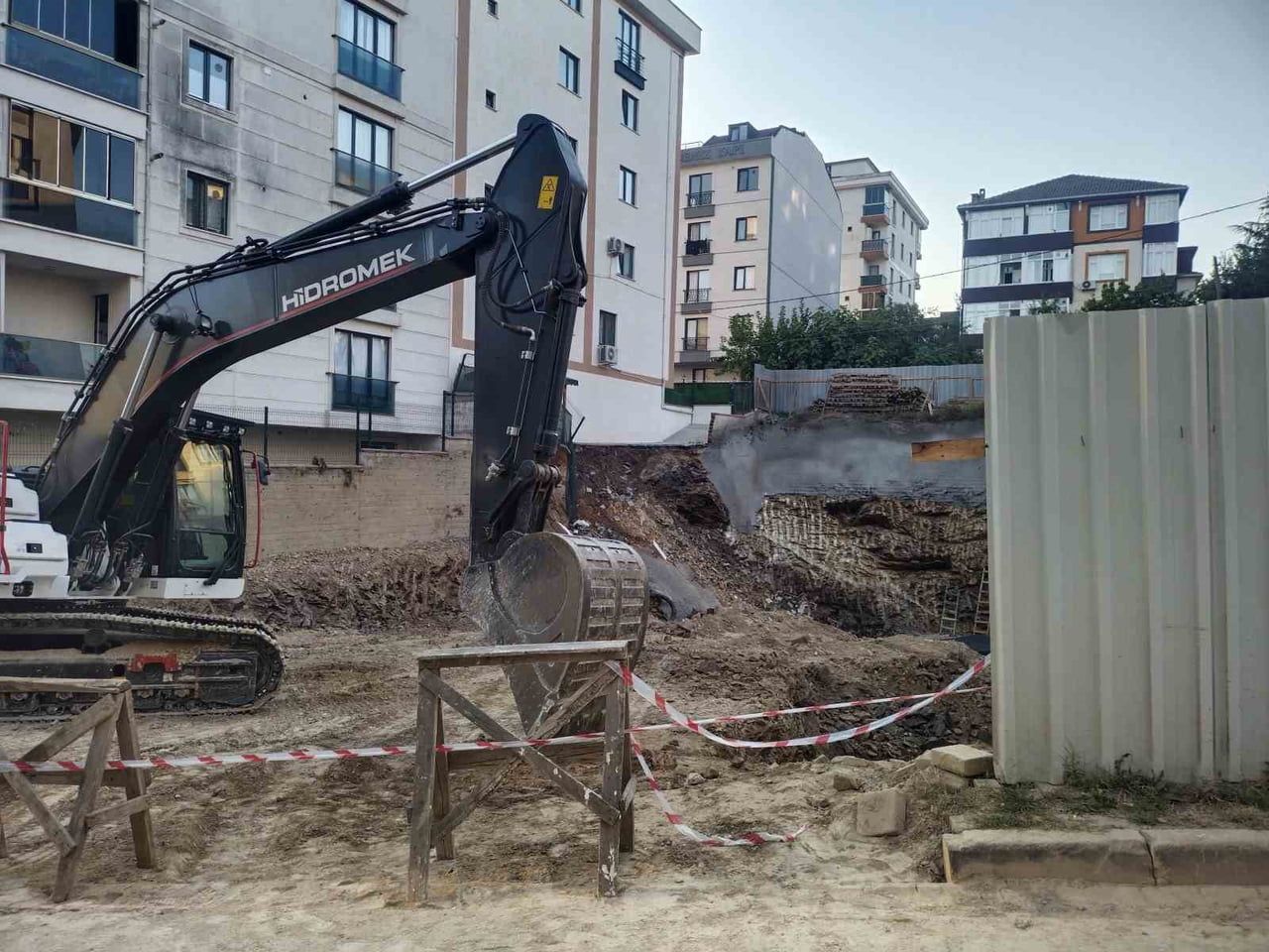 ÇEKMEKÖY’DE İSTİNAT DUVARI YIKILAN İNŞAATIN YANINDAKİ 5 KATLI BİNA BOŞALTILDI