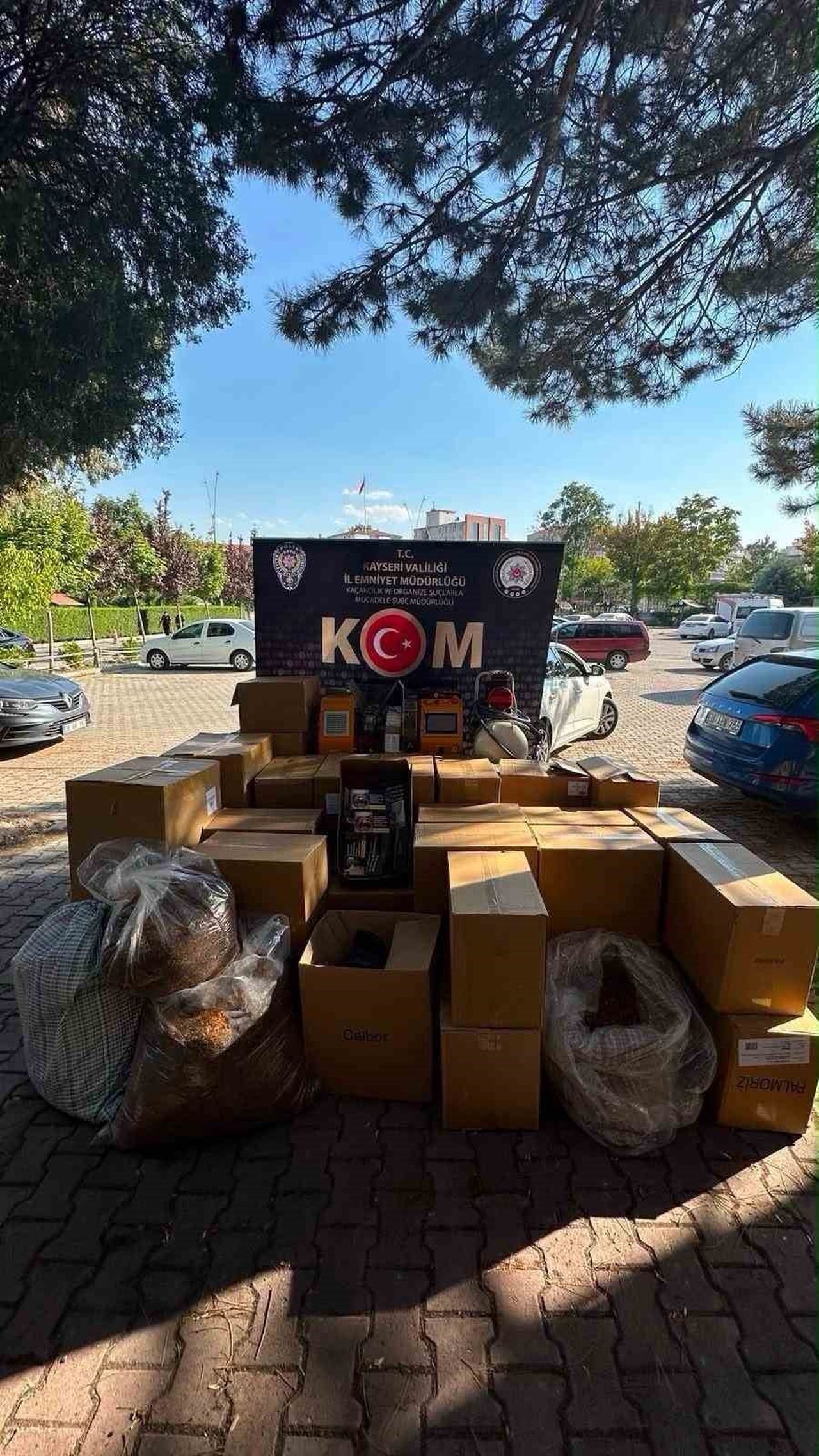 KAYSERİ’DE POLİS EKİPLERİ TARAFINDAN BİR ADRESTE YAPILAN ARAMALARDA, 270 BİN ADET MAKARON VE 327...