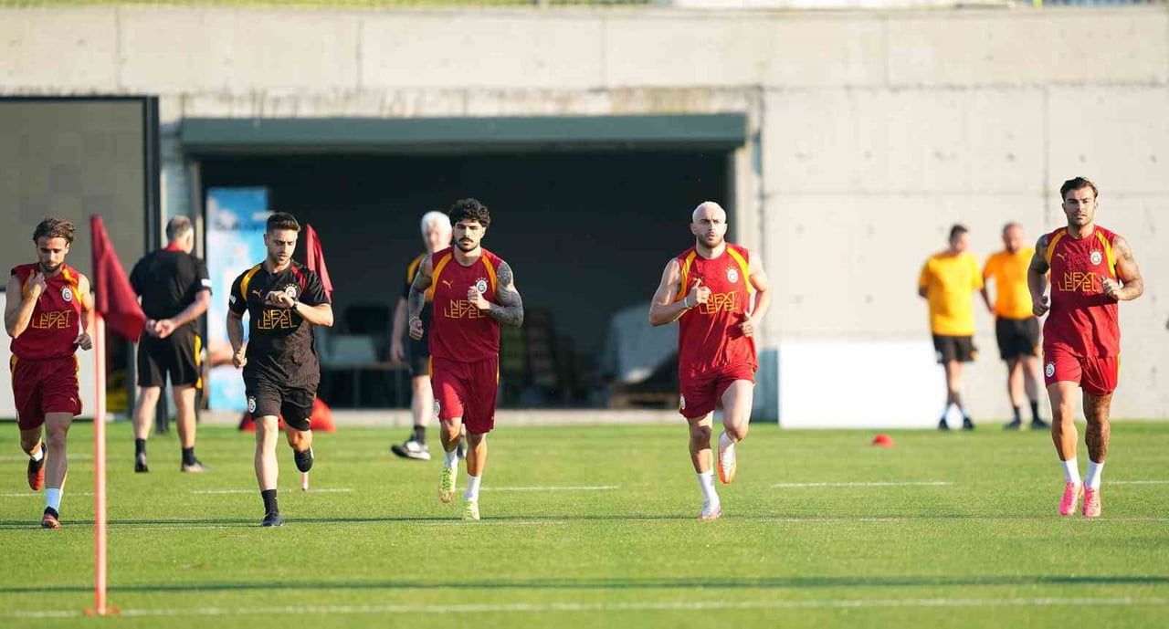 GALATASARAY, YENİ SEZON HAZIRLIKLARINI YAPTIĞI ANTRENMANLA SÜRDÜRDÜ.