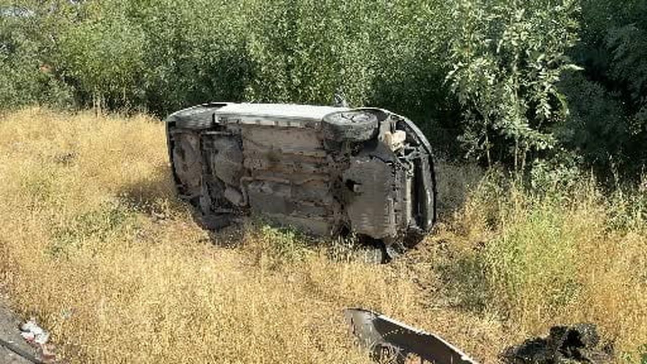 Virajı alamayan sürücünün otomobili devrildi