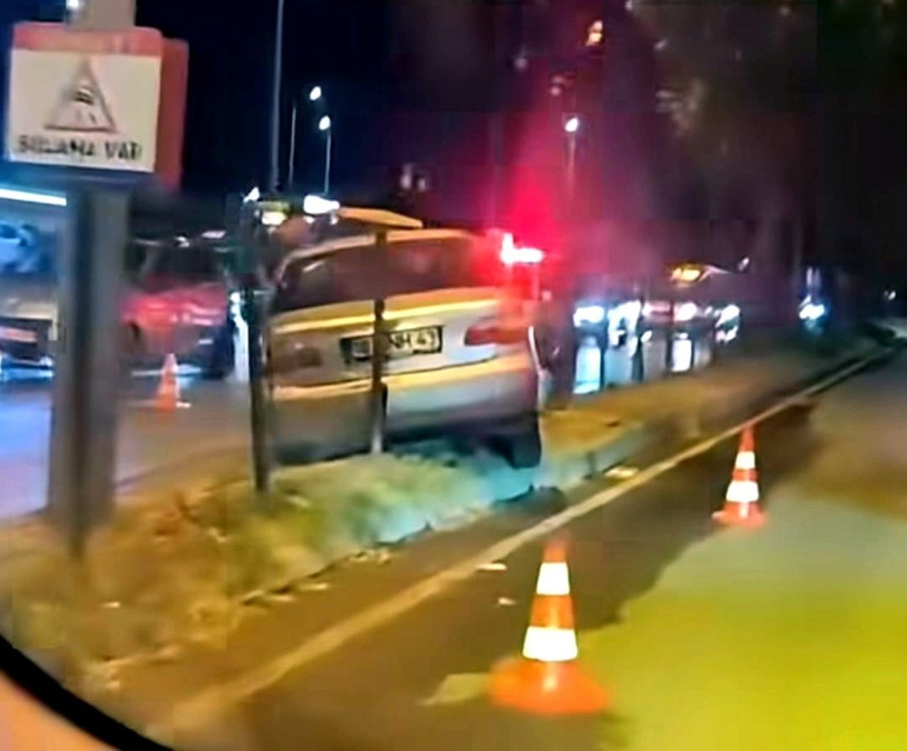 BURSA'NIN İNEGÖL İLÇESİNDE KONTROLDEN ÇIKAN OTOMOBİL, KONTROLLÜ KAVŞAKTA ORTA REFÜJE ÇIKTI. KAZADA...