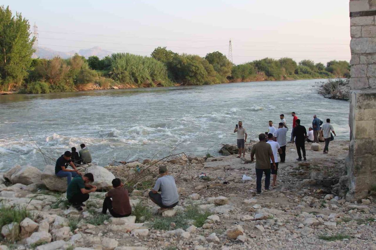 ADANA'DA CEYHAN NEHRİ'NE SERİNLEMEK İÇİN GİREN 2 ÇOCUK AKINTIYA KAPILARAK KAYBOLDU. JANDARMA...