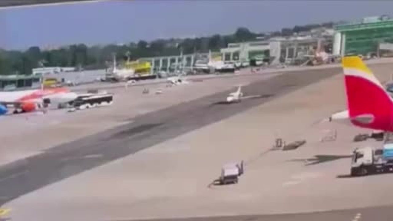 İtalya’daki Milano Linate Havalimanı’da pistte ilerleyen özel jete yer hizmetlerine ait araç...