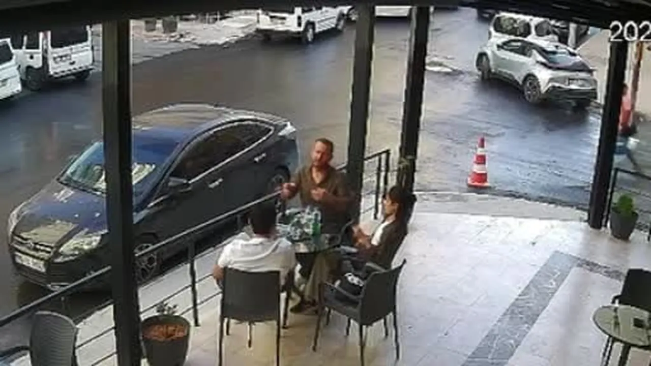 Mardin'de 2 otomobil böyle çarpıştı