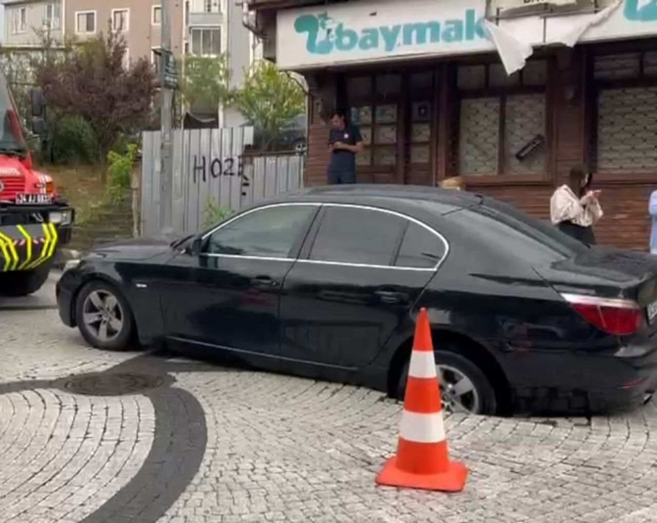 İSTANBUL EYÜPSULTAN’DA SEYİR HALİNDEKİ OTOMOBİL, ÇÖKEN YOLDAKİ ÇUKURA DÜŞTÜ. OLAY SONRASI YOL...