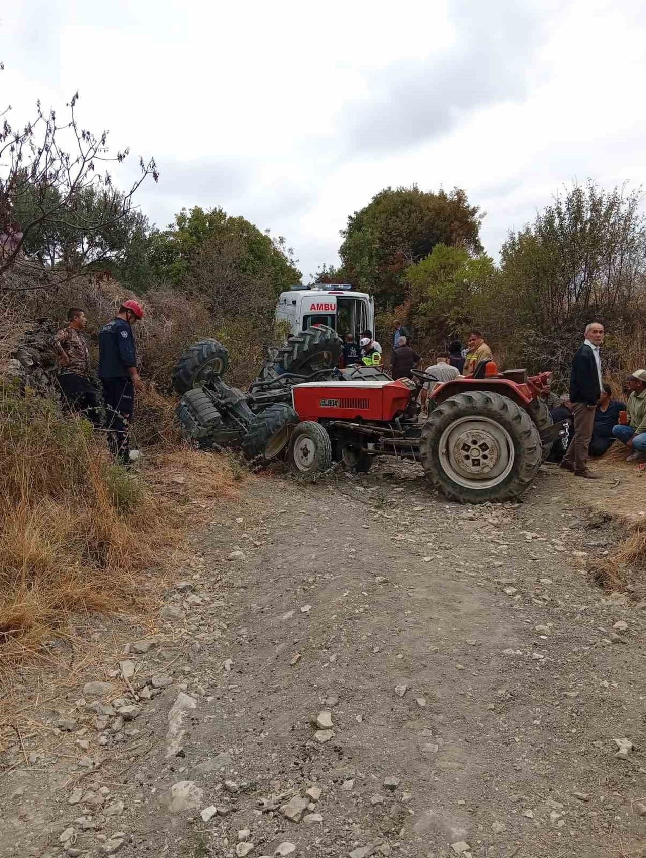MANİSA’NIN DEMİRCİ İLÇESİNDE TARLA YOLUNDA KONTROLDEN ÇIKARAK DEVRİLEN TRAKTÖRÜN ALTINDA KALAN 2...