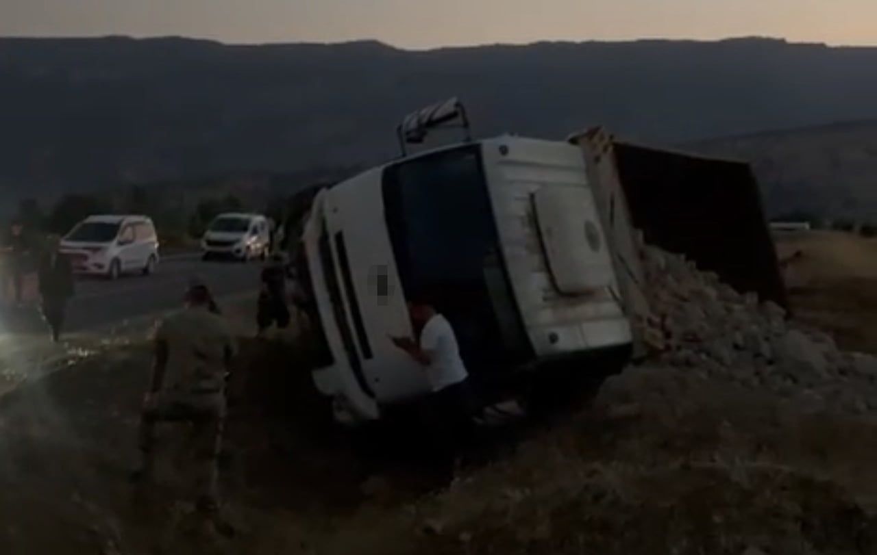 HAKKARİ’NİN DERECİK İLÇESİNDE FRENİ BOŞALAN KUM YÜKLÜ KAMYONETİN DEVRİLMESİ SONUCU, BİR ŞİRKETTE...