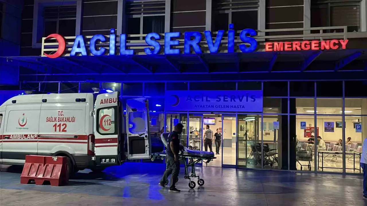 ÇANAKKALE’NİN AYVACIK İLÇESİNDE İDDİAYA GÖRE GÖĞÜS AĞRISI ŞİKAYETİYLE RAHATSIZLANAN ÜNLÜ KOMEDYEN...
