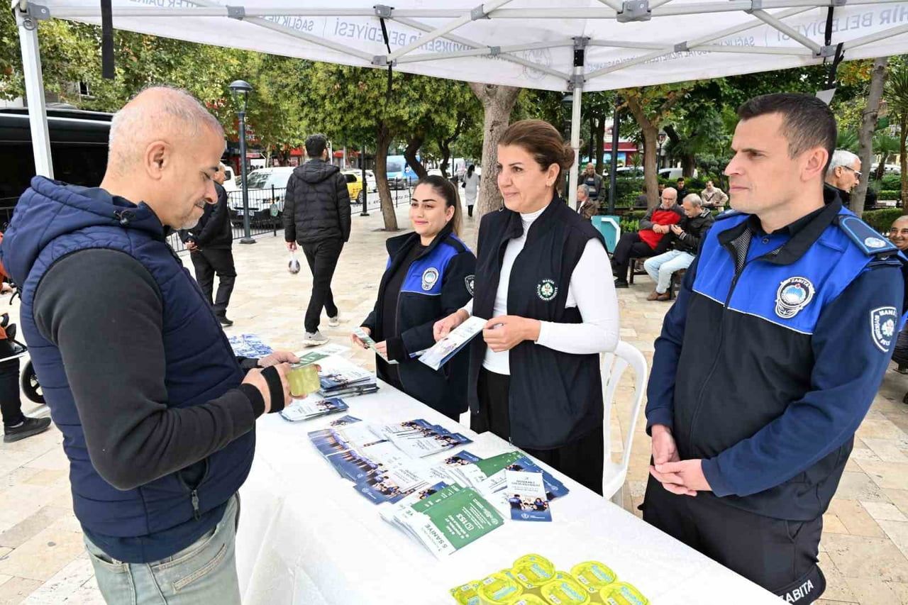 MANİSA BÜYÜKŞEHİR BELEDİYESİ, DÜNYA GIDA GÜNÜ DOLAYISIYLA KENT MERKEZİNDE VATANDAŞLARA YÖNELİK...