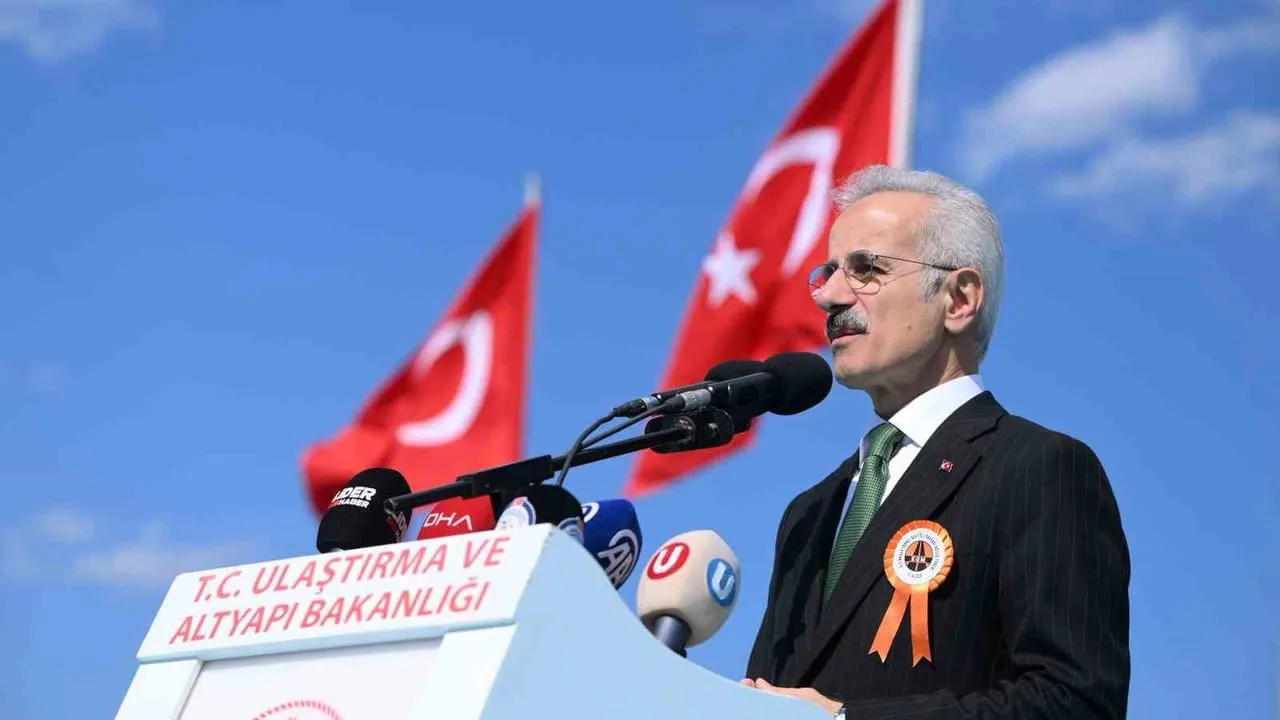 ULAŞTIRMA VE ALTYAPI BAKANI ABDULKADİR URALOĞLU, ANTALYA-ALANYA OTOYOLU PROJESİ KAPSAMINDA YÜZDE...