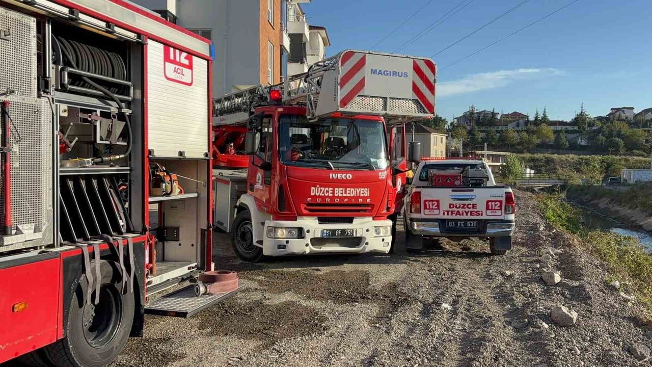 DÜZCE’DE 4 KATLI BİNANIN ZEMİN KATINDA ÇIKAN YANGIN İTFAİYE EKİPLERİNİN MÜDAHALESİ İLE...