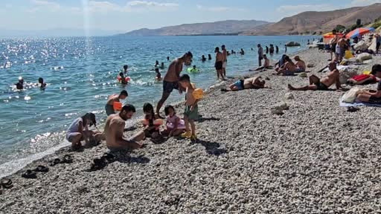 Adilcevaz plajları tıklım tıklım