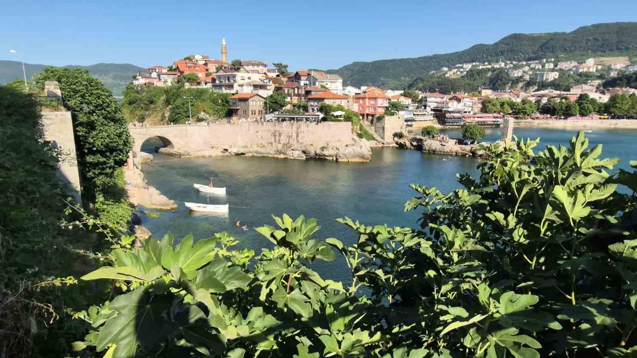 BARTIN'IN TARİHİ VE TURİSTİK İLÇESİ AMASRA'YA TURİST AKINI YAŞANIYOR. TOPLAM NÜFUSU 6 BİN 600 OLAN...