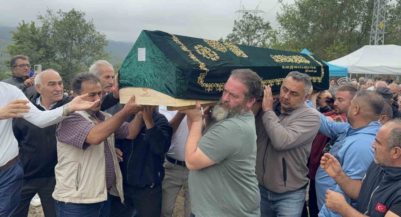 İSTANBUL’DAKİ EVİNDE ÖLÜ BULUNAN ÜNLÜ ŞEF EREN KAŞIKÇI, MEMLEKETİ TOKAT’TA SON YOLCULUĞUNA...