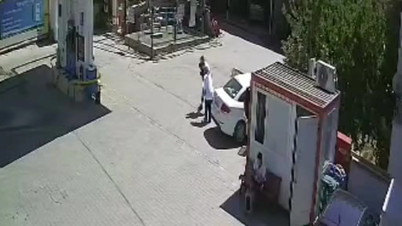 Vali'den Heimlich manevrasıyla küçük çocuğun hayatını kurtaran polis memurlarına başarı...