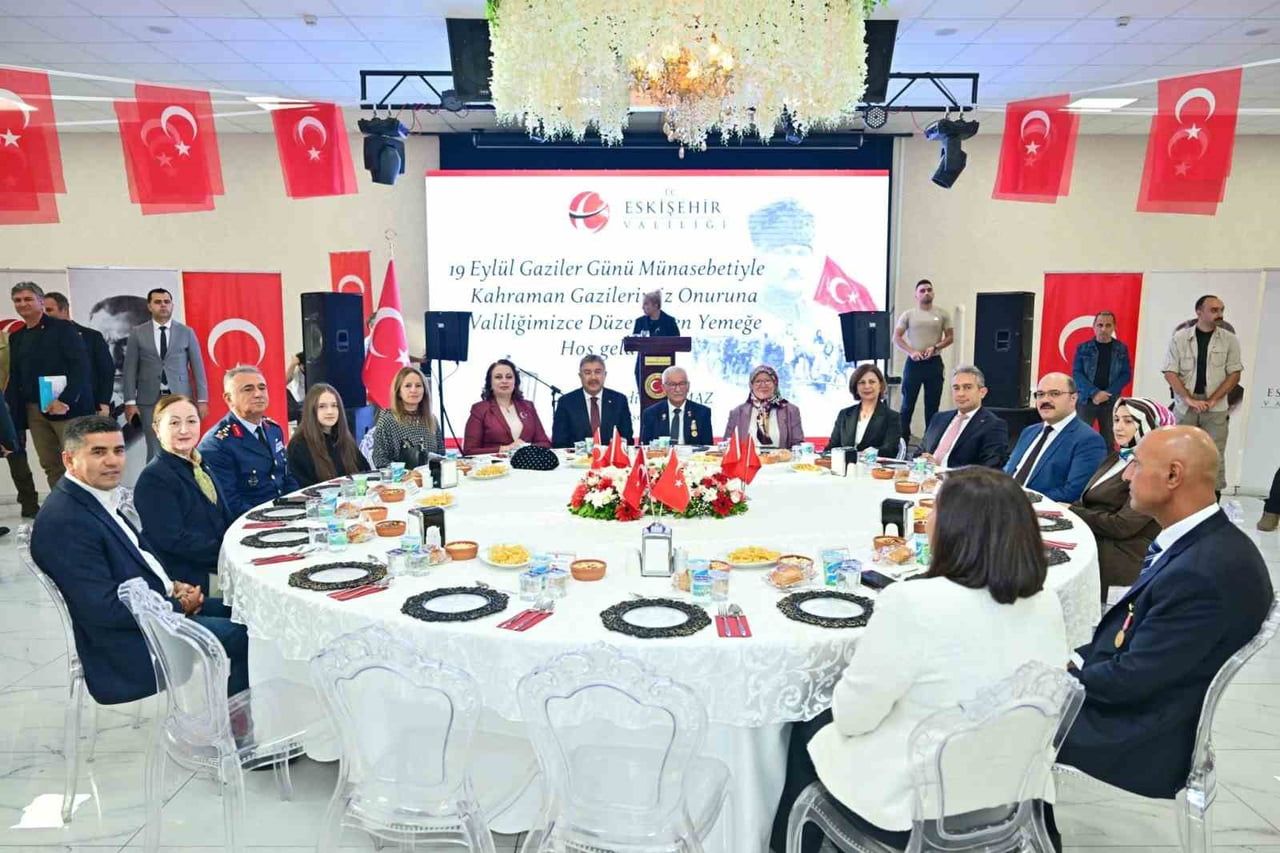ESKİŞEHİR VALİSİ DR. ERDİNÇ YILMAZ VE EŞİ DOÇ. DR. ŞENAY YILMAZ, 19 EYLÜL GAZİLER GÜNÜ DOLAYISIYLA...