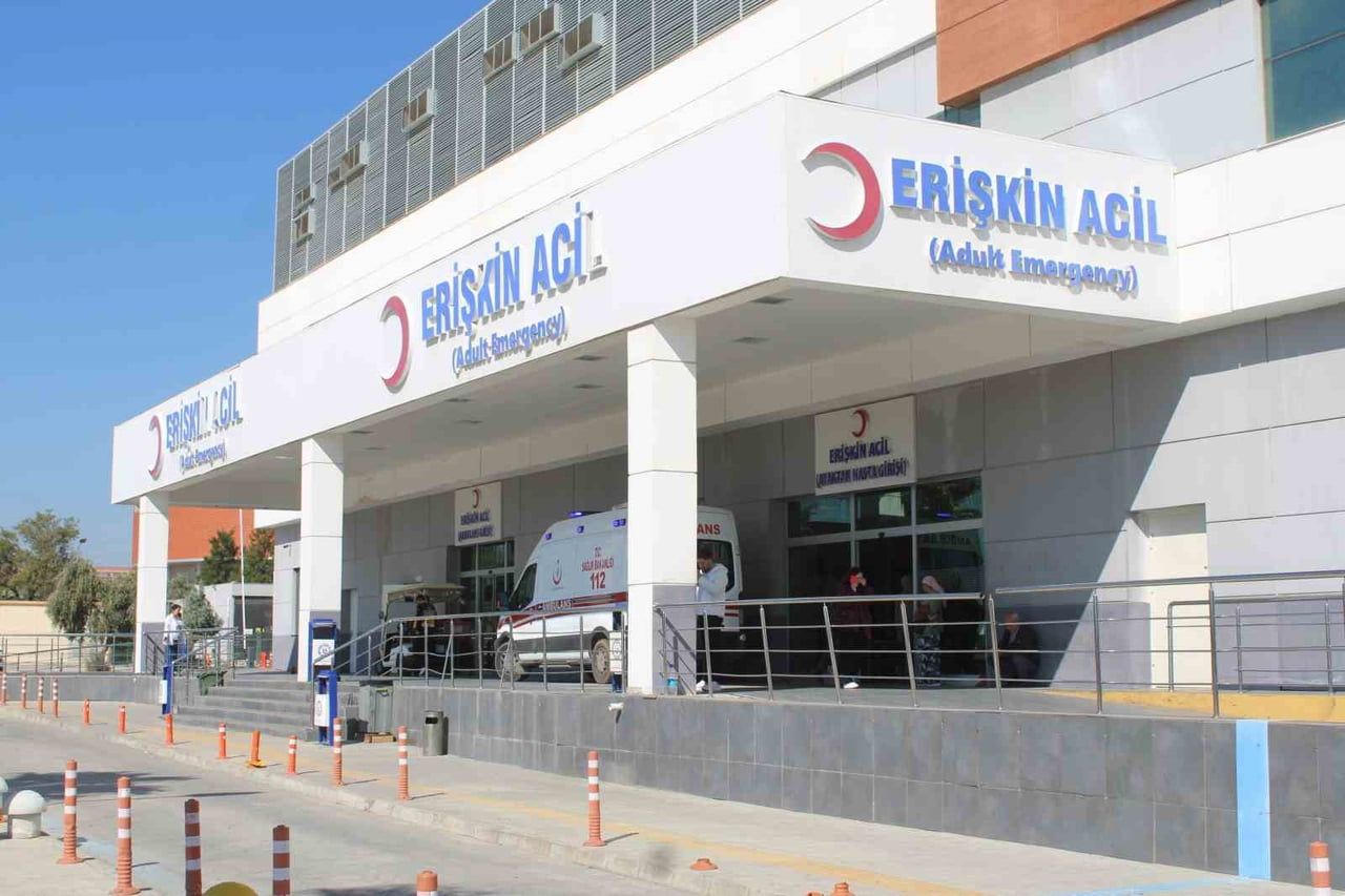 AYDIN’IN EFELER İLÇESİNDE İDDİAYA GÖRE BİR LİSE ÖĞRENCİSİNİN EVDEN GETİRİLEN SOSLU MAKARNAYI YİYEN...