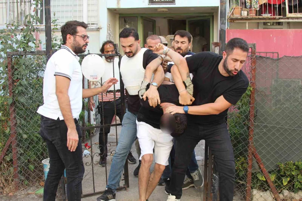 ADANA’DA KURŞUNLAMA GİBİ OLAYLARDA ARANMASI BULUNAN ŞAHIS POLİSE TESLİM OLMAMAK İÇİN ÖNCE TABANCA...