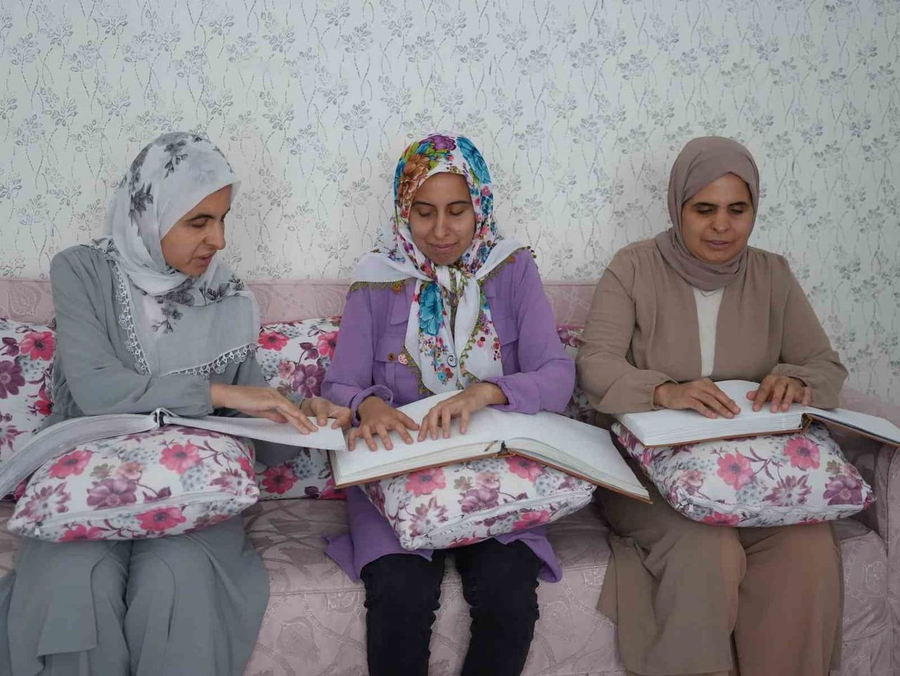 SOLDAKİ TÜRKAN AKÇİN, ORTADAKİ HAMİDE AKÇİN SAĞDAKİ SİBEL AKÇİN