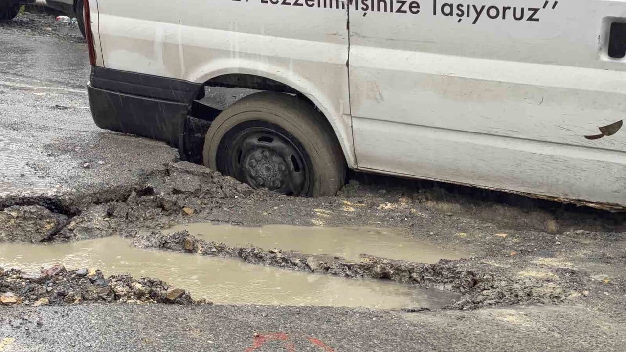ARNAVUTKÖY'DE ŞİDDETLİ YAĞIŞIN ARDINDAN İSKİ TARAFINDAN ALTYAPI ÇALIŞMASI YAPILAN VE YOL...