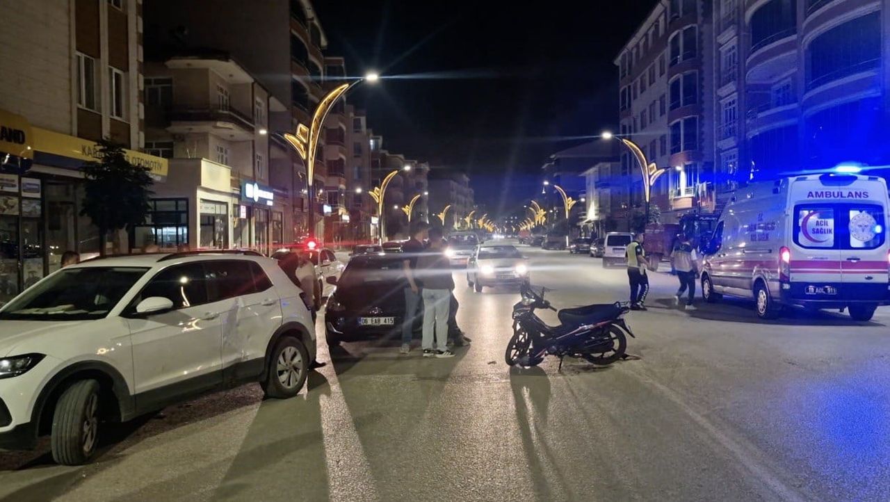 ÇORUM’UN ALACA İLÇESİNDE, U DÖNÜŞÜ YAPMAK İÇİN MANEVRA YAPAN OTOMOBİLE ÇARPAN MOTOSİKLET SÜRÜCÜSÜ...