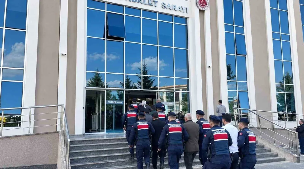KOCAELİ VE İSTANBUL’DA DÜZENLENEN EŞ ZAMANLI DOLANDIRICILIK OPERASYONUNDA GÖZALTINA ALINAN 9...