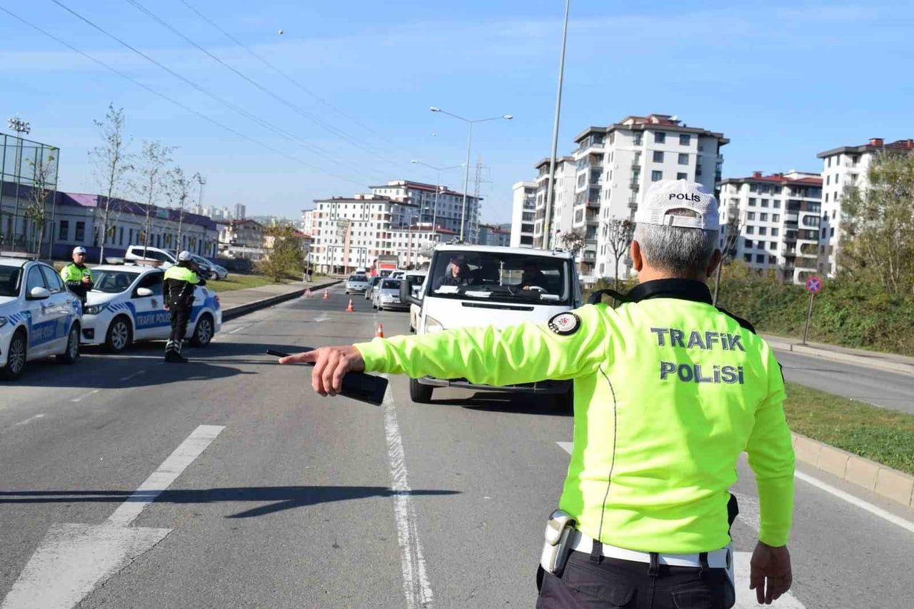 ORDU’DA TRAFİK EKİPLERİNCE SON BİR HAFTADA YAPILAN DENETİMLERDE 18 BİN 68 ARAÇ VE SÜRÜCÜSÜ KONTROL...